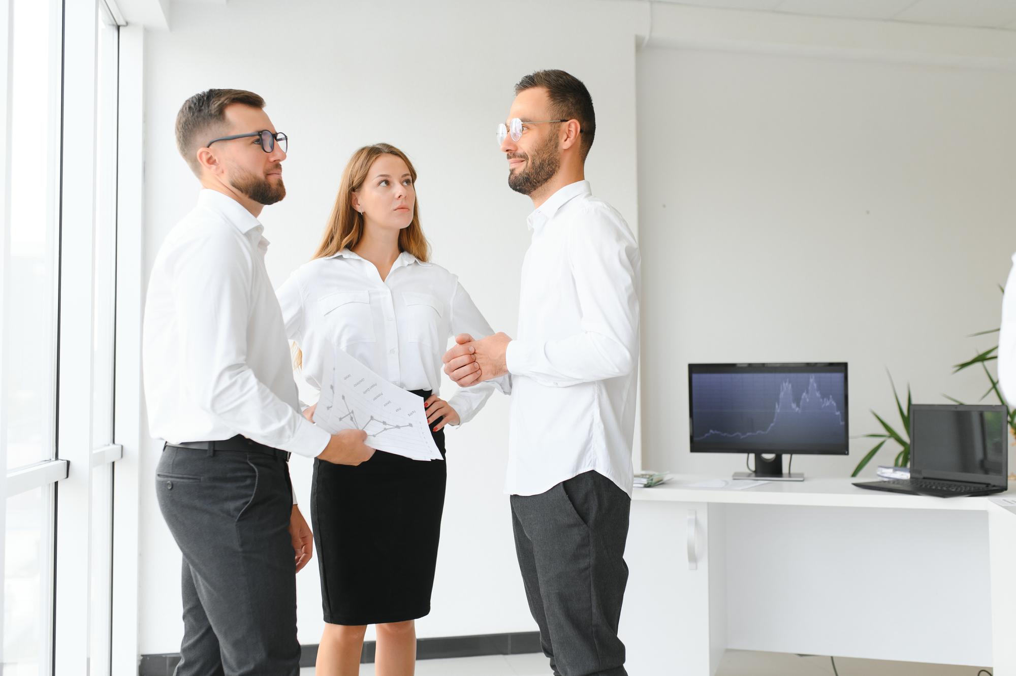 Agent imobiliar discutând cu proprietarul