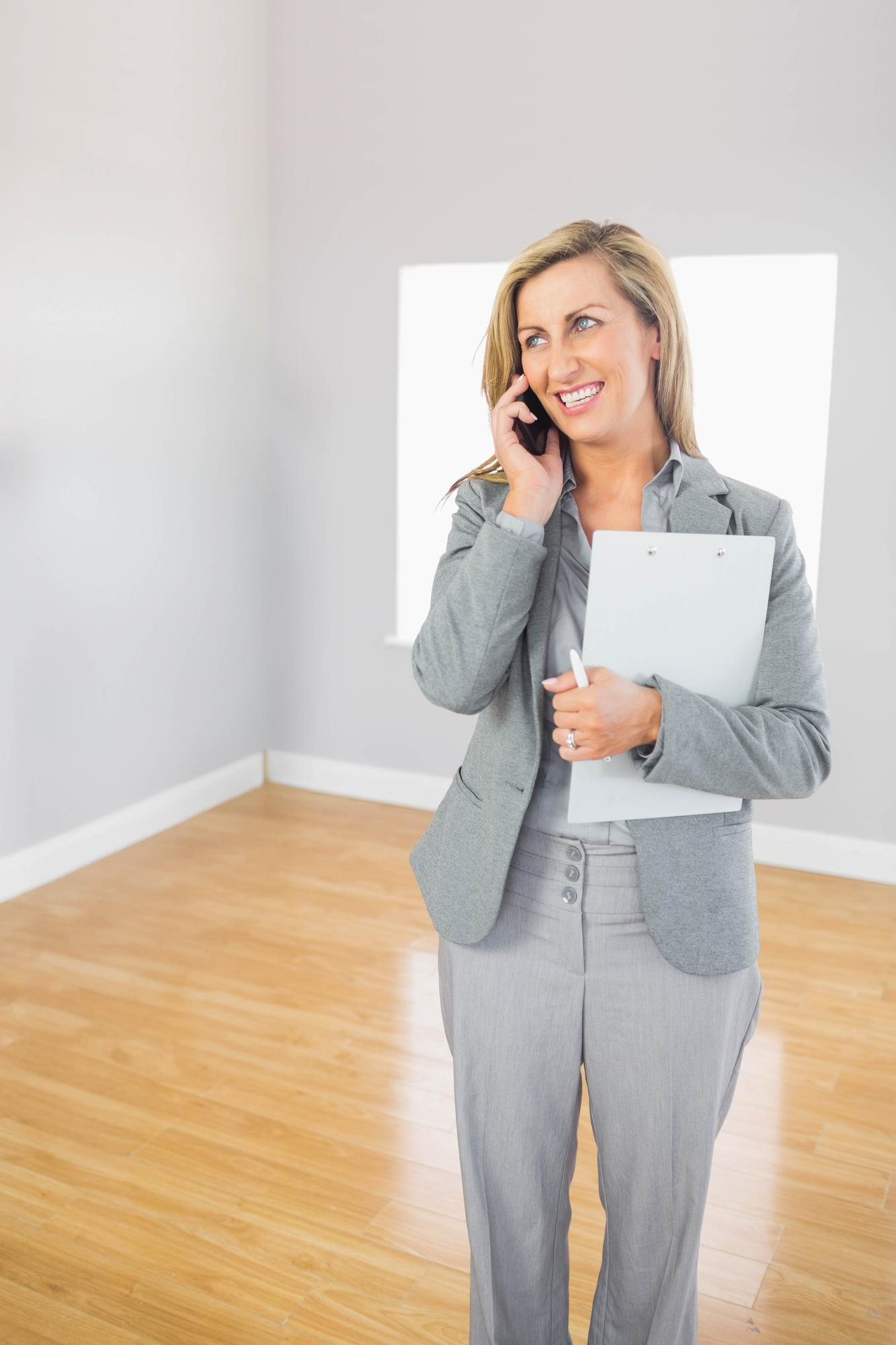 Reprezentant agenție imobiliară în birou